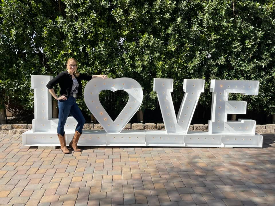 Wedding venue owners working vacation to Phoenix Arizona, Didi Russell wedding industry coach, consultant and education expert offers wedding venue contract advice and tips. 