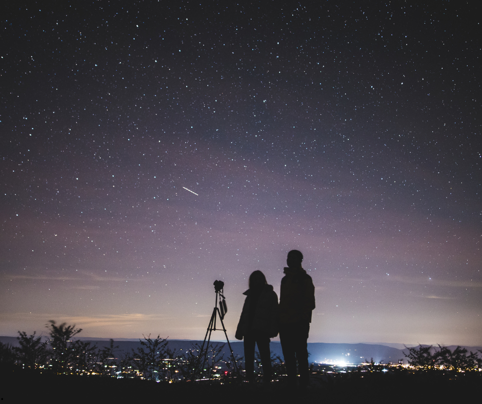 25 Sexy Date Night Ideas, stargazing couples
