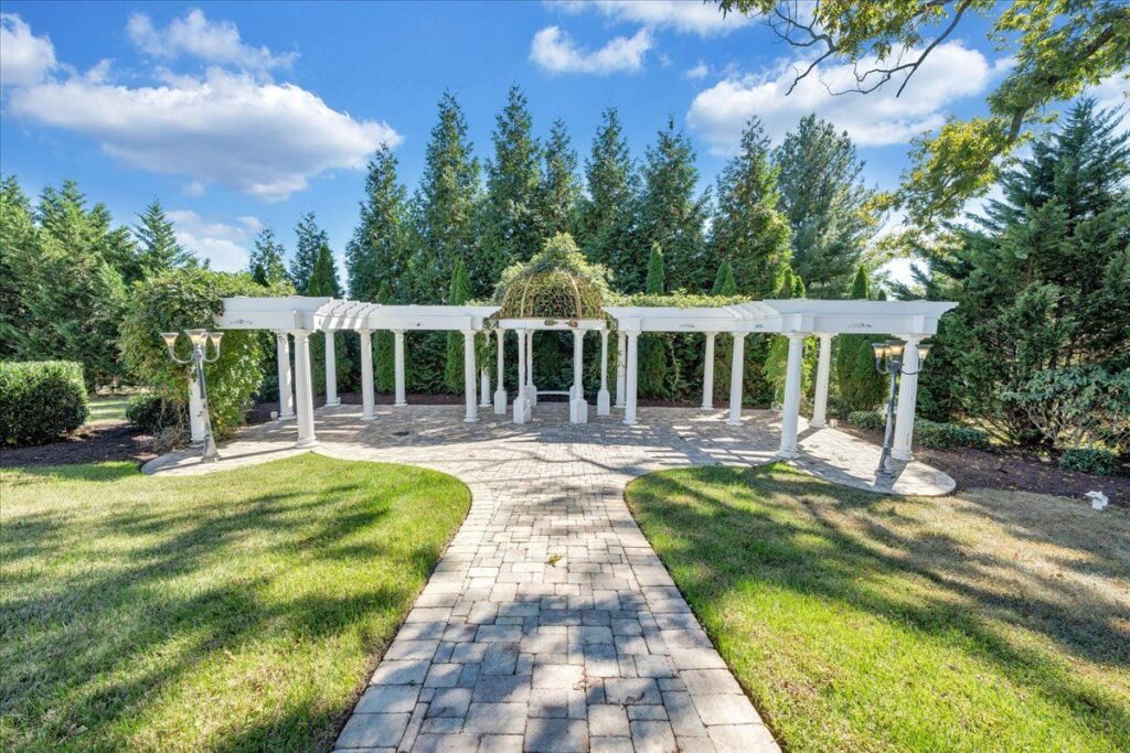 Historic Virginia wedding venue with large outdoor garden ceremony and entertaining areas