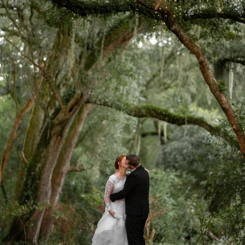Wooded wedding spaces at an elegant Jacksonville FL wedding venue with outdoor ceremony, indoor ceremony, 200 guest wedding receptions